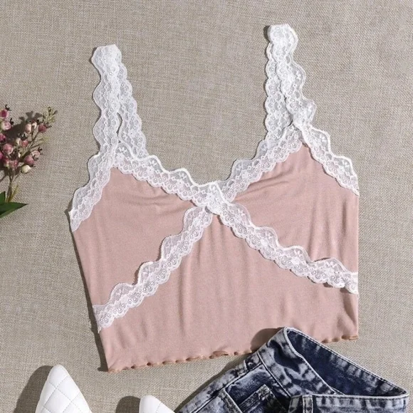 💕Host Pick💕 SHEIN Contrast Lace Panel Lettuce Edge Cami Top - Picture 1 of 5